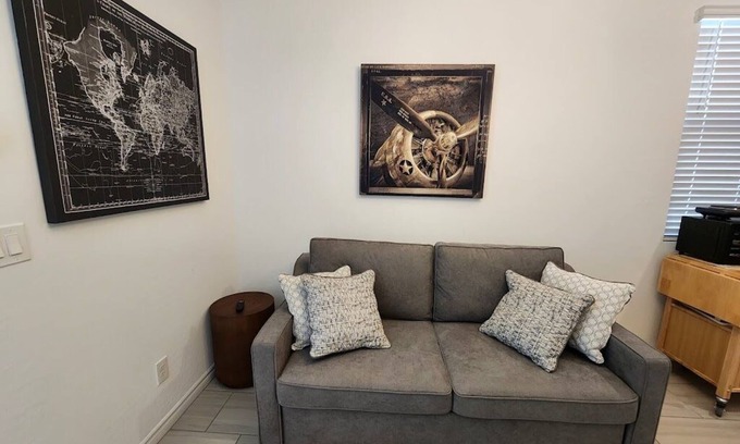 North Las Vegas Apartamento | Cozy 1-Bedroom Casita Kitchenette AC, Wi-Fi & In-Unit Laundry in North Las Vegas