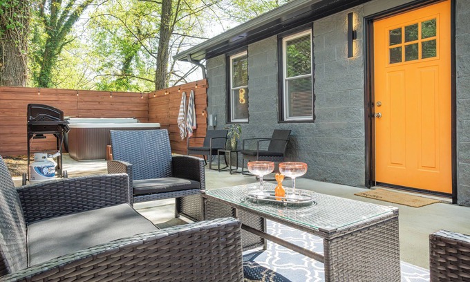 Knoxville Casa | Cozy 1-BR Guesthouse Knoxville - Pet Friendly/Hot Tub/Private Patio/Quiet