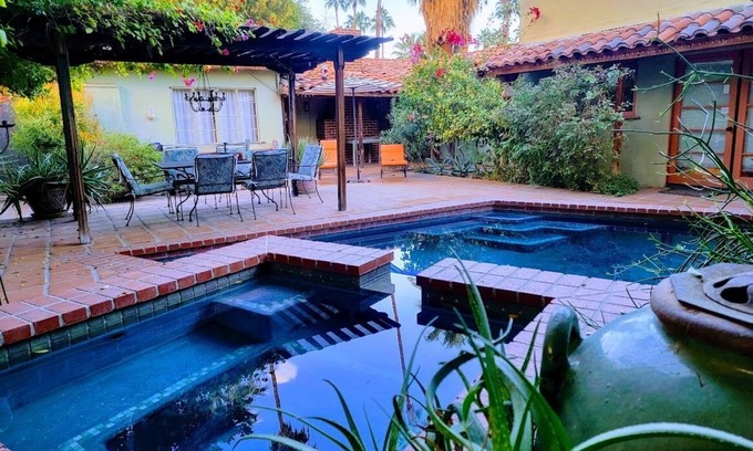 Tahquitz River Estates Casa | Acogedora villa española de 1940 con todas las comodidades del hogar