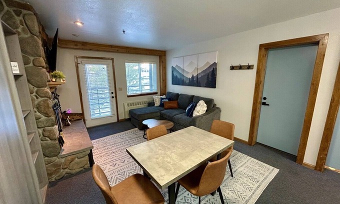 Kirkwood Condominio | Cozy 1BD/2BA Condo - Steps from Ski Lifts, Hot Tub