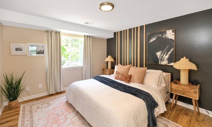 Roseville Apartamento | Modern & Renovated 1BR Flat | King Bed + Laundry