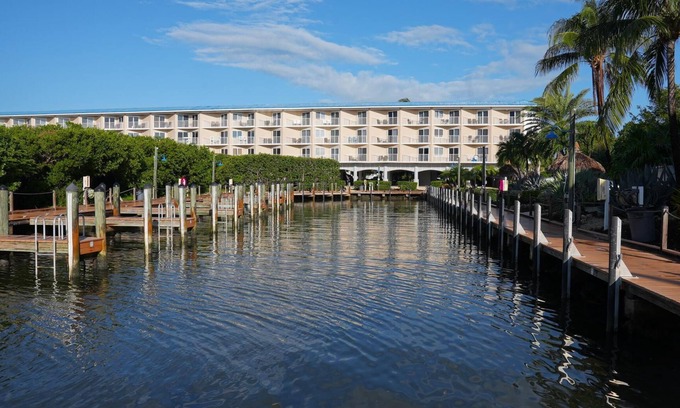 Tavernier Condominio | Cozy 1BR in Sanctuary w/Partial Ocean View & Pool