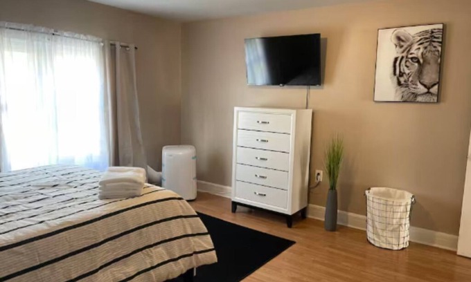 East Orange Apartamento | Cozy 1BR Retreat l 1 Bath l Close to EWR & NYC