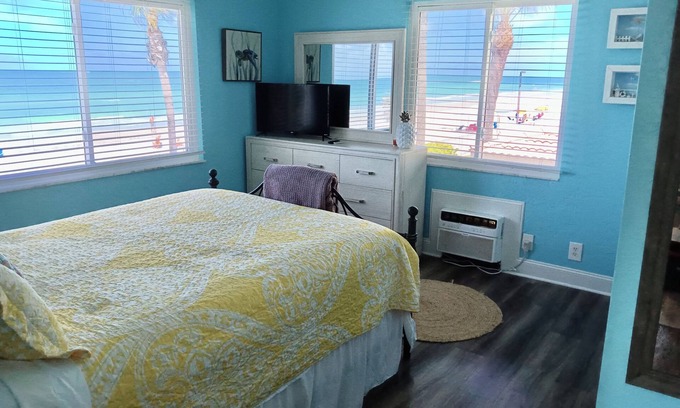North Redington Beach Condominio | Cozy 1BR Condo w/ 0 min walk to beach! Spectacular views! Nov/Dec still open!