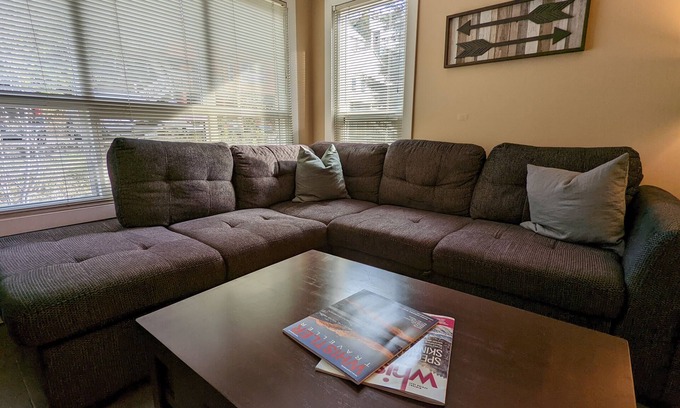 Whistler Creekside Casa | Cozy 1BR Walk to Gondola, Sleep 4, Free Parking