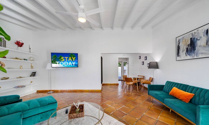 Victoria Park Villa | Cozy 1brd apt. w/ Private Backyard, BBQ. Free parking!