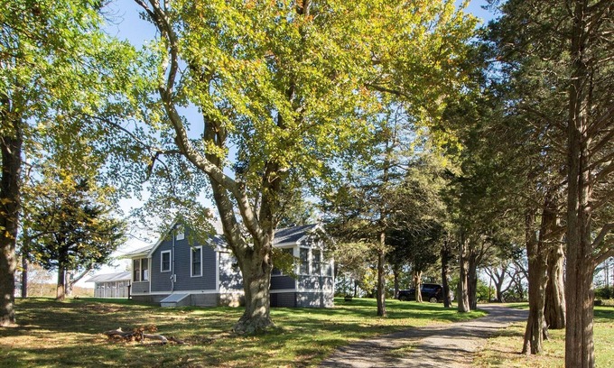 Minot Cabaña | Cozy 2/1 in a serene, park-like setting, near Minot Beach & coastal marshes
