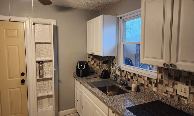 Detroit Casa | Cozy 2 B/R sleeps 5, 10 minutes from downtown and 20 minutes from DTW airport.