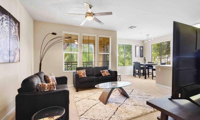 Anaheim Resort Apartamento | Cozy 2-BD/2BA Apt! 5Mins to Disney! Angel stadium! Honda Center! The Outlets!