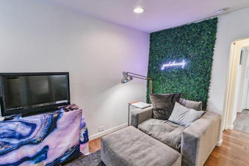 South Tacoma Apartamento | COZY 2 BDRM APT - Easy Access FREE PARKING - AC UNIT