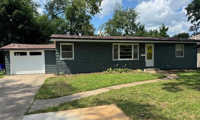 University Heights Casa | Cozy 2-bdrm home minutes from Kinnick and Melrose tailgating, AC, WiFi, parking
