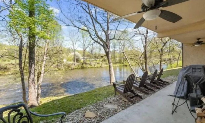 Townsend Condominio | Cozy 2-bed/2bath riverfront condo in amazing Townsend with WiFi, AC
