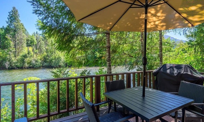 Blue River Cabina | Cozy 2-bedroom, 2-full bath cabin in enchanting Blue River with AC