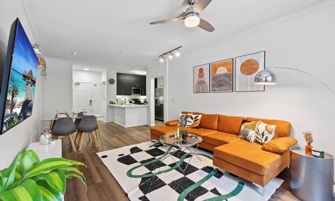 Marina del Rey Apartamento | Cozy 2-bedroom apartment in welcoming Marina del Rey! Free parking and pool!
