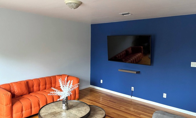 Forest Hill Apartamento | Cozy 2-bedroom apartment with WiFi, AC, large outdoor balcony
