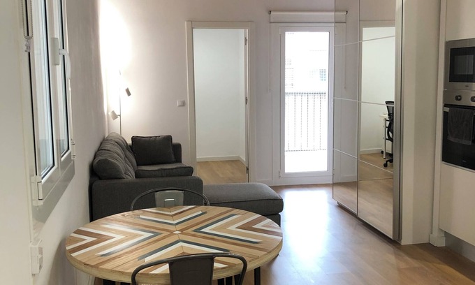 Sants Apartamento | Cozy 2-bedroom apartment in charming Barcelona