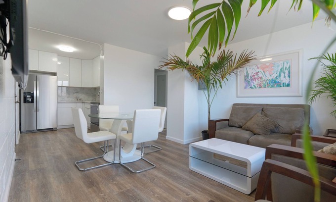Diamond Head - Kapahulu - St. Louis Apartamento | Cozy 2-bedroom apartment in charming Honolulu with WiFi, AC and parking