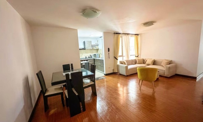 La Carolina Apartamento | Cozy 2-bedroom apartment in charming Quito with WiFi, fitness room