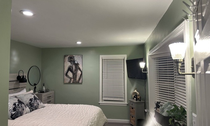 Hyde Park Apartamento | Cozy 2-bedroom apartment in charming Boston with WiFi, AC. Commuter train