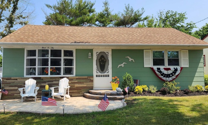 North Cape May Cabaña | Cozy 2 Bedroom Cottage Close to Bay Beach