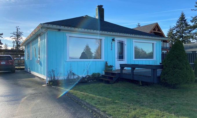 Campbell River Casa | Cozy 2-bedroom house across from beautiful Oyster Bay, south of Campbell River