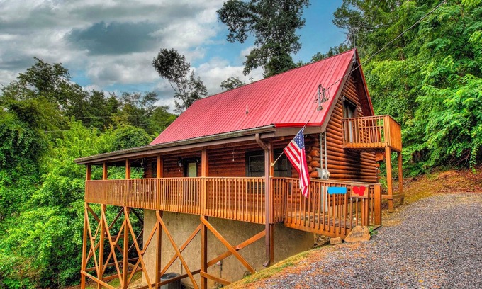Sevierville Cabina | Cozy 2-bedroom cabin in welcoming lake Douglas, Sevierville near Pigeon Forge