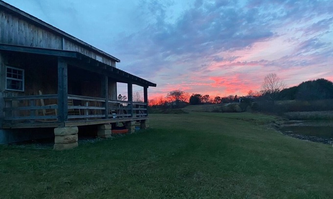 Jamestown Cabina | Cozy 2-bedroom cabin with WiFi, AC in welcoming Jamestown