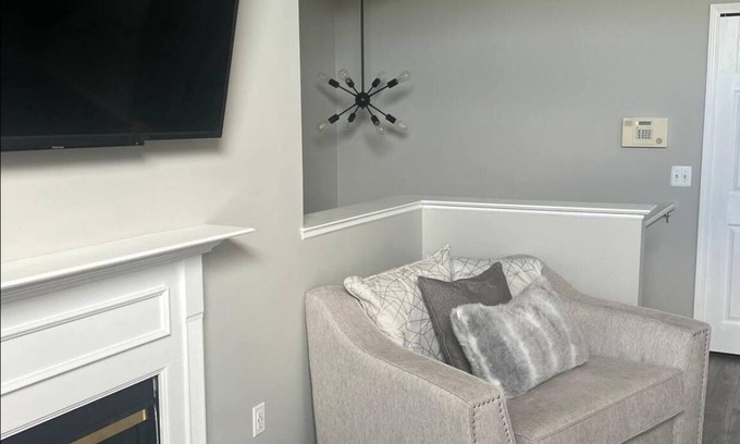 Chesterfield Condominio | Cozy 2-bedroom condo with WiFi, AC in peaceful New Baltimore