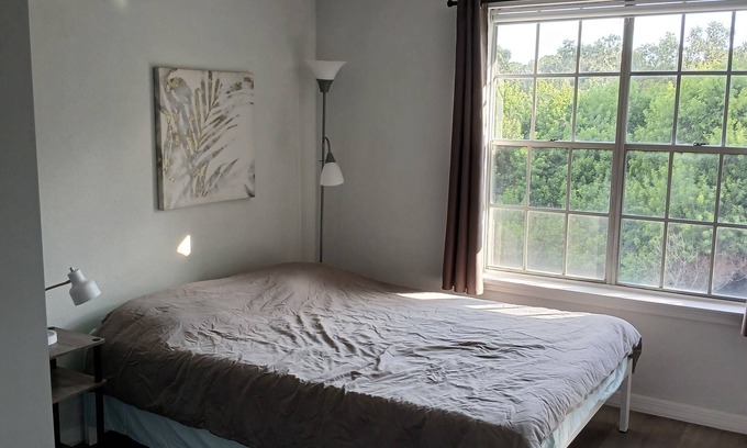 St. Petersburg - Clearwater Condominio | Cozy 2-bedroom condo with AC, fitness room & Pool in welcoming St. Petersburg