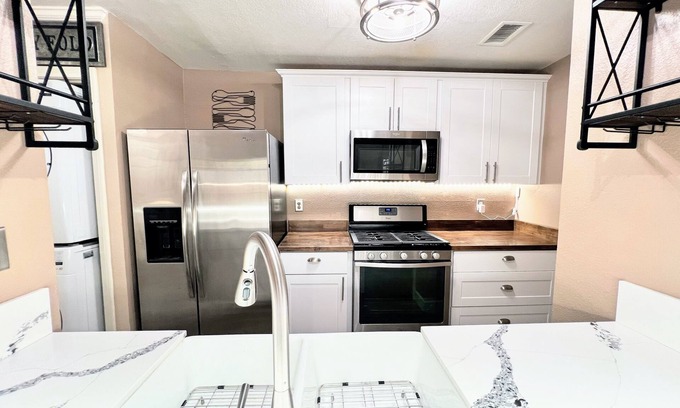 Santa Susana Condominio | Cozy 2-bedroom condo Fully Furnished Monthly rent in enjoyable Simi Valley