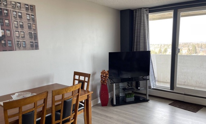 Red Deer Condominio | Cozy 2-bedroom condo in Red Deer with WiFi - Swimming Pool/Fitness Room/Elevator