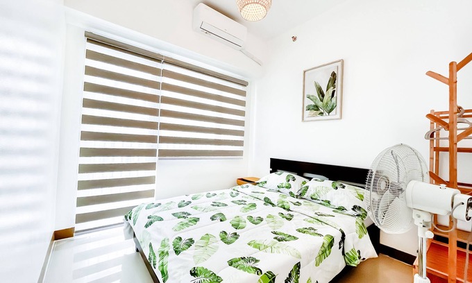 Las Pinas Condominio | Cozy 2-Bedroom Condo Across SM Southmall with Pool, WiFi, and Kitchenette