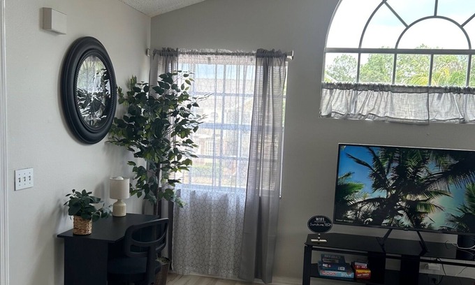 Kissimmee Condominio | Cozy 2-bedroom condo in fabulous Kissimmee with WiFi, AC, fitness room, and pool