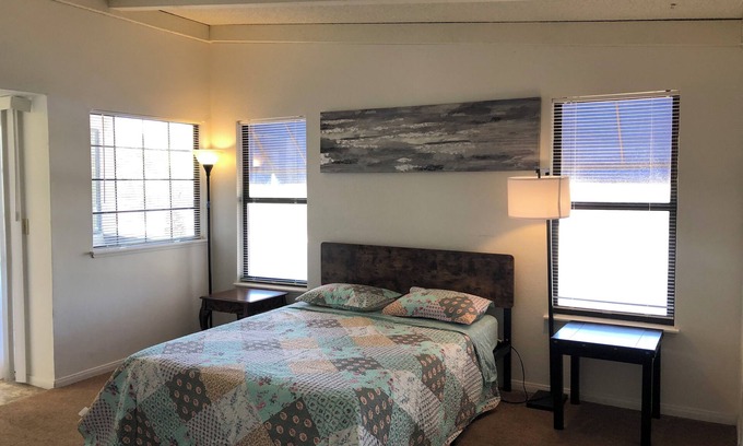 Canyon Gate Condominio | Cozy 2-bedroom condo in charming Las Vegas with AC