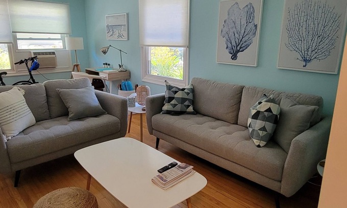 Alamitos Beach Condominio | Cozy 2-bedroom condo in lovely Long Beach with AC