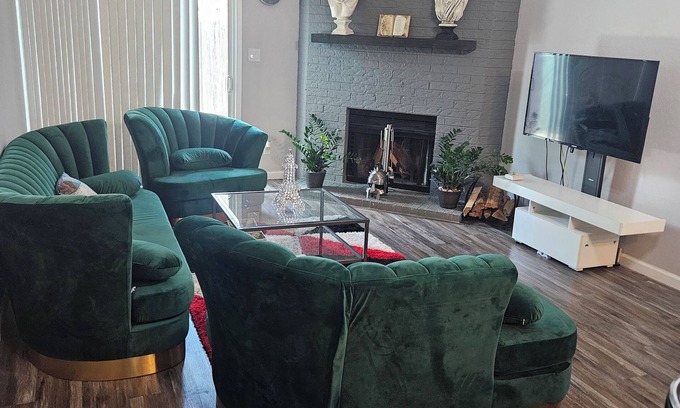 Plano Condominio | Cozy 2-bedroom condo with WiFi, AC in welcoming Plano