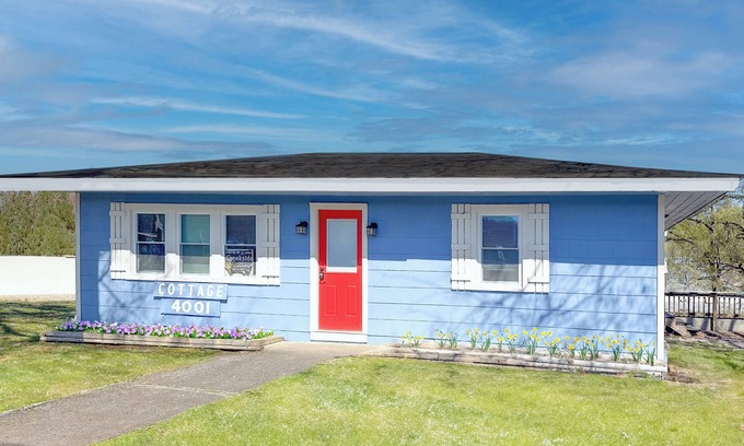 Gatlinburg - Pigeon Forge Cabaña | Cozy 2-bedroom cottage with WiFi and AC in pleasant Pigeon Forge - On the River!