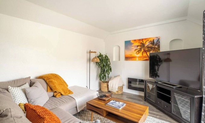 Middletown Cabaña | Cozy 2 Bedroom Cottage with Bay View