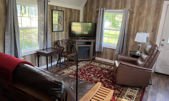 Dunlap Cabaña | Cozy 2 Bedroom Guesthouse at High Corner Farm