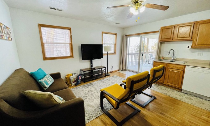 Montrose Casa | Cozy 2 Bedroom Home on Lake Vermillion with Lake Views and Ice Fishing Access