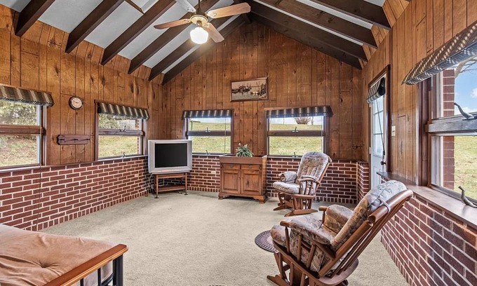 Dauberville Casa | Cozy 2-bedroom house outside Reading with WiFi, three-season room.