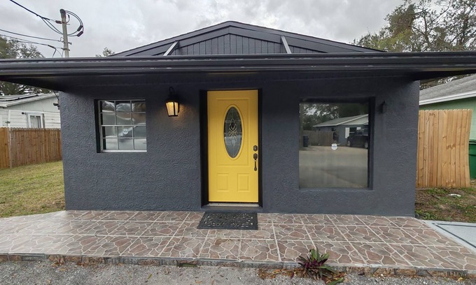 Tampa Casa | cozy 2-bedroom house with WiFi, AC in welcoming Tampa