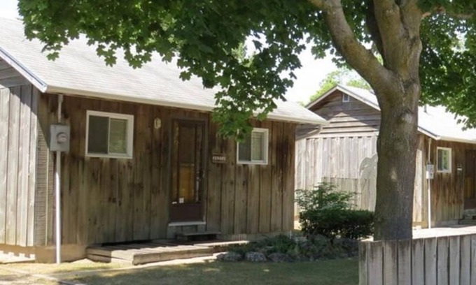 Sauble Beach Cabaña | Cozy 2 Bedroom Located In The Heart Of Downtown Sauble