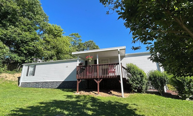 Woodfin Casa | Cozy 2-bedroom mobile home in beautiful Woodfin with WiFi, AC