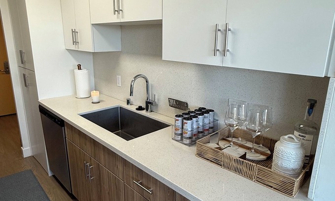 Ocean Park Apartamento | Cozy 2-bedroom Oasis apartment in Santa Monica, w/all amenities optimal Location