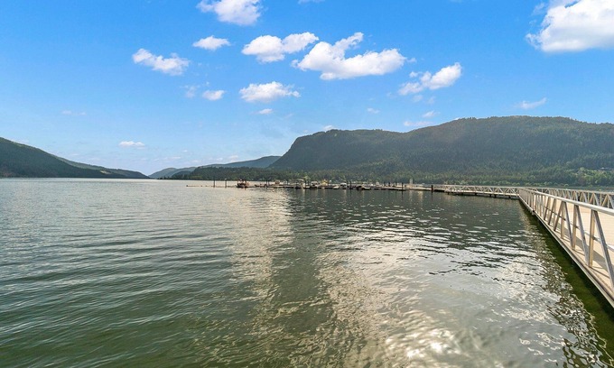Sicamous Condominio | Cozy 2-bedroom, pool side condo with fitness room, steam room and boat slip