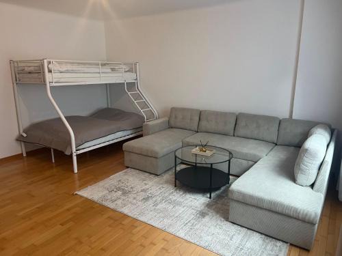 Simmering Apartamento | Cozy 2-Bedroom Retreat Near Subway and City Center