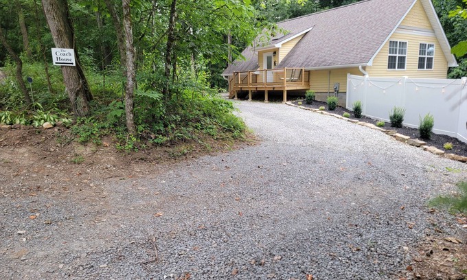 Heiskell Cabaña | Cozy 2-bedroom rural coach house convenient to I-75 and the Knoxville area.