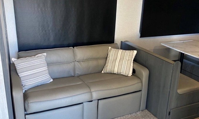 Florence Alquiler De RV | Cozy 2-bedroom RV in a pleasant campground in brilliant Florence with AC, WiFi.