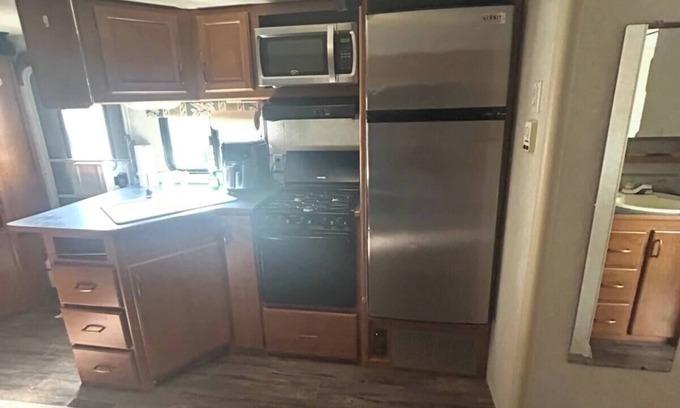Euclid Casa | Cozy 2-bedroom RV with WiFi, AC in peaceful Euclid